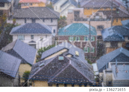 日本の横浜都市景観粉雪が舞う冬の住宅街…冷えこむ住宅市場…光熱費高騰などのイメージ…雪にピント＝横浜 136271655