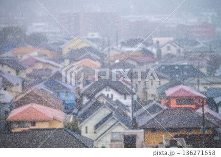 日本の横浜都市景観粉雪が舞う冬の住宅街…冷えこむ住宅市場…光熱費高騰などのイメージ…雪にピント＝横浜 136271658