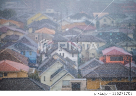 日本の横浜都市景観粉雪が舞う冬の住宅街…冷えこむ住宅市場…光熱費高騰などのイメージ…雪にピント＝横浜 136271705