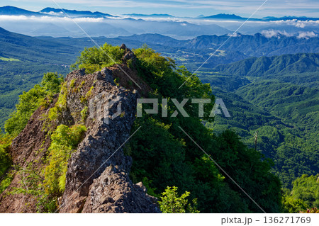 戸隠山の蟻の塔渡りの岩峰と浅間山・富士山・八ヶ岳・南アルプスの山並み 136271769