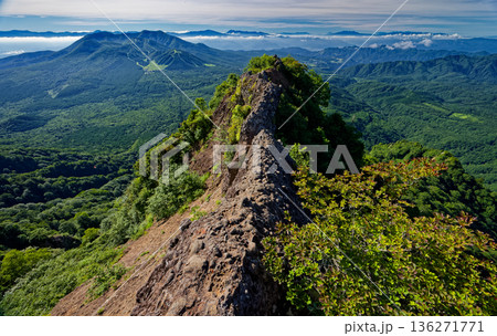 戸隠山の蟻の塔渡りの岩峰と飯縄山・浅間山・富士山・八ヶ岳・南アルプスの山並み 戸隠山の蟻の塔渡りの岩峰と飯縄山・浅間山・富士山・八ヶ岳・南アルプスの山並み 136271771