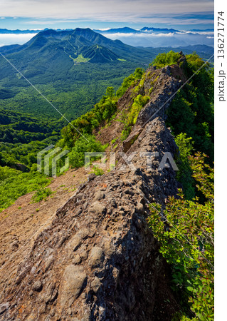 戸隠山・蟻の塔渡りの岩峰と飯縄山・四阿山・浅間山 戸隠山・蟻の塔渡りの岩峰と飯縄山・四阿山・浅間山 136271774