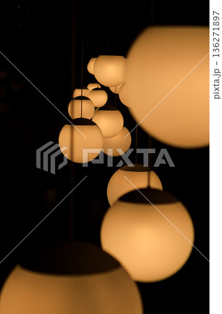 暗闇に浮かぶあたたかな電球の光 136271897