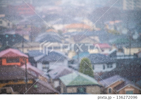 日本の横浜都市景観粉雪が舞う冬の住宅街…冷えこむ住宅市場…視界不良などのイメージ…雪にピント＝横浜 136272096