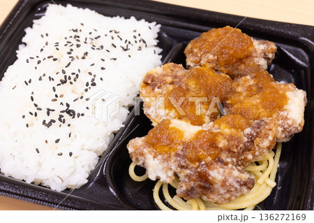 美味しいおろしポン酢がけ鶏肉竜田揚げ弁当 美味しいおろしポン酢がけ鶏肉竜田揚げ弁当 136272169