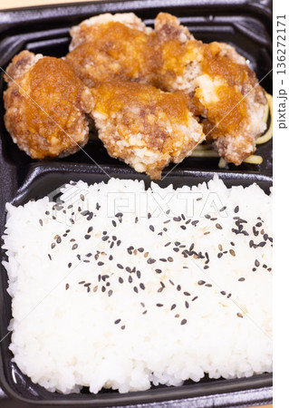 美味しいおろしポン酢がけ鶏肉竜田揚げ弁当 美味しいおろしポン酢がけ鶏肉竜田揚げ弁当 136272171