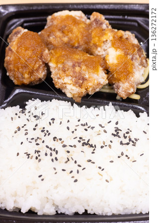 美味しいおろしポン酢がけ鶏肉竜田揚げ弁当 136272172