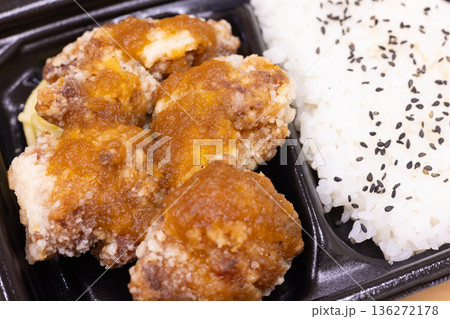 美味しいおろしポン酢がけ鶏肉竜田揚げ弁当 136272178