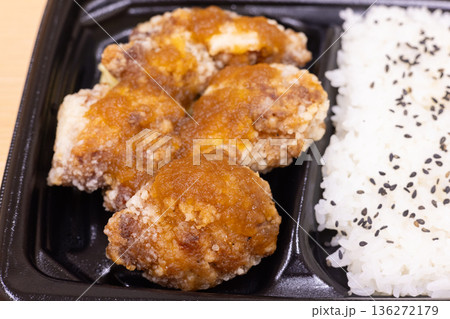 美味しいおろしポン酢がけ鶏肉竜田揚げ弁当 美味しいおろしポン酢がけ鶏肉竜田揚げ弁当 136272179