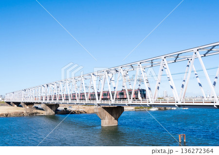 【京成本線】早朝の江戸川橋梁を渡る快速列車 136272364