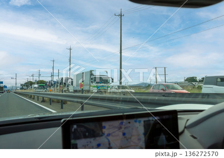 渋滞する反対車線 136272570