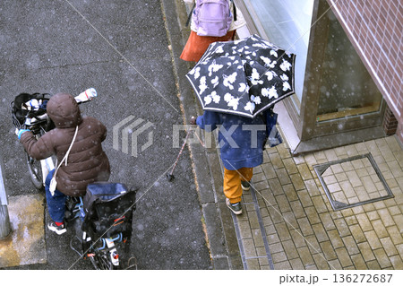 日本の横浜都市景観粉雪が舞う凍てつく寒さ…段差や起伏…高齢化社会　杖の高齢女性＝横浜市内 136272687