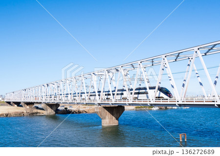 【京成本線】早朝の江戸川橋梁を渡るシティライナー 136272689