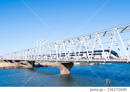 【京成本線】早朝の江戸川橋梁を渡るシティライナー 136272690