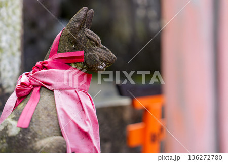 赤い前掛けを付けた稲荷神社の狐像 136272780