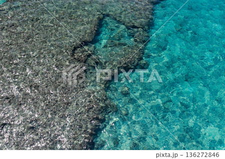 浅瀬と深場が交差する透明な海の水面テクスチャ 136272846