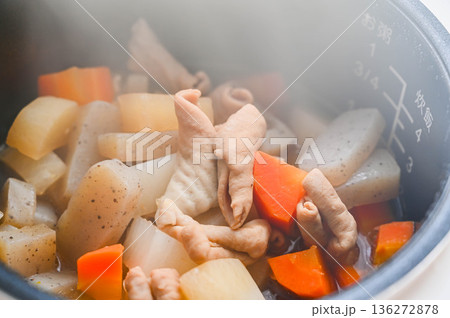 炊きあがったもつ煮込み 136272878