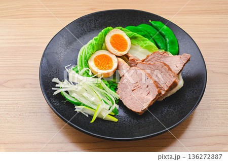 自家製チャーシューと野菜 136272887