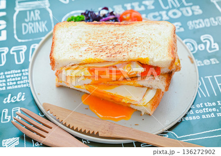 目玉焼きのホットサンド 136272902