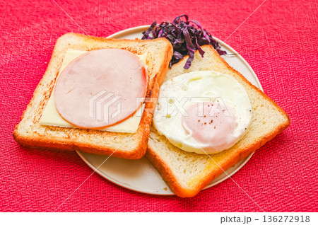 手作りオープンサンド 136272918