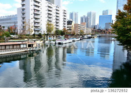 清澄通りから眺める晴海の運河 136272932