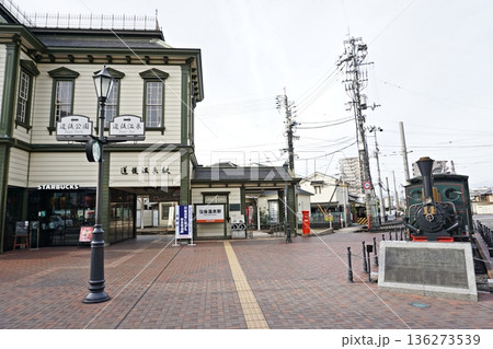 道後温泉駅と坊ちゃん列車　伊予鉄道の市内電車 136273539