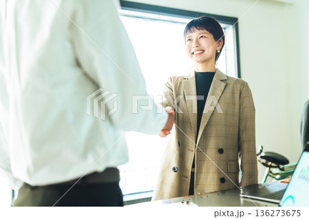 握手 交渉 成功 136273675