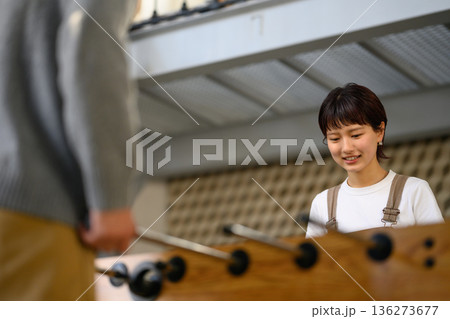 女性とフーズボール 女性とフーズボール 136273677