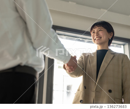 ビジネスでの握手 136273683