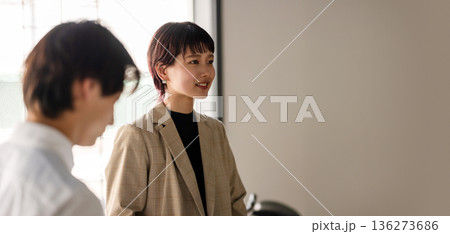 ビジネスシーンでの対話 136273686