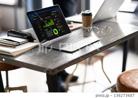 デスク上のデジタルワーク 136273687