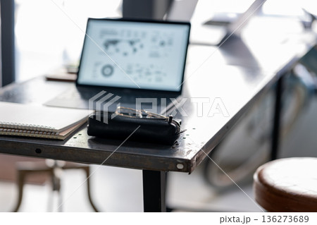 机上のPC作業 136273689