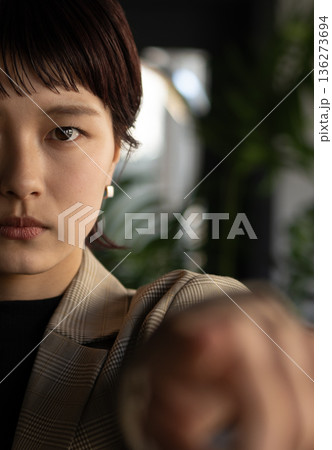 女性 ビジネス 真剣 136273694