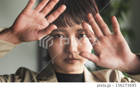 手のポーズ 女性 手のポーズ 女性 136273695