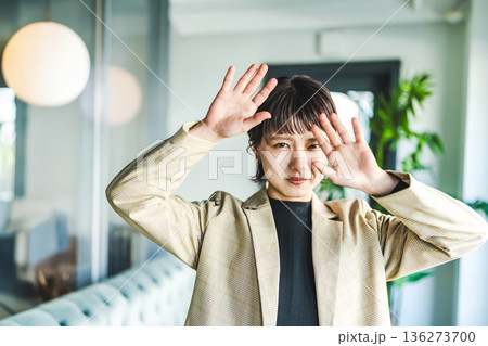 光を遮るポーズ 136273700