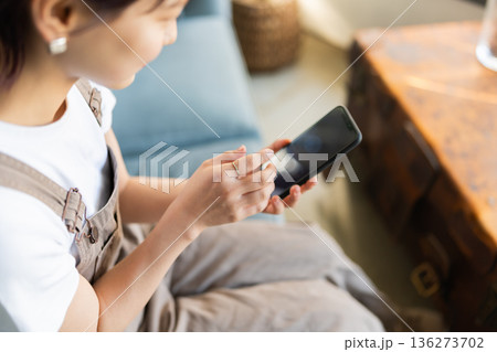 スマホを操作する女性 136273702