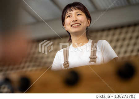 卓上サッカーを楽しむ女性 卓上サッカーを楽しむ女性 136273703
