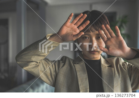 手で遮る女性 136273704