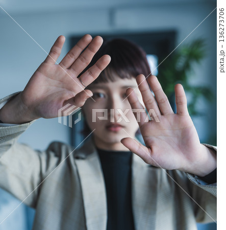 手で遮る女性 136273706