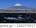 富士川を渡るドクターイエロー 136273917