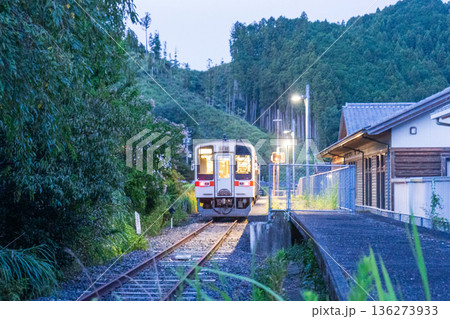 伊勢奥津駅 夕刻の駅舎 伊勢奥津駅 夕刻の駅舎 136273933