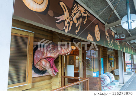 九頭竜湖駅　ホームの恐竜の像 136273970