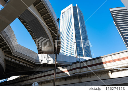 首都高速4号新宿線の西新宿JCT付近から東京オペラシティタワーを見上げる　東京都新宿区西新宿 136274128