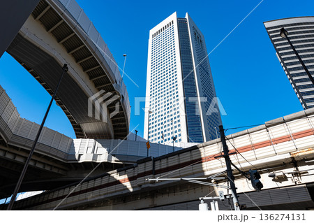 首都高速4号新宿線の西新宿JCT付近から東京オペラシティタワーを眺める 東京都新宿区西新宿 首都高速4号新宿線の西新宿JCT付近から東京オペラシティタワーを眺める 東京都新宿区西新宿 136274131