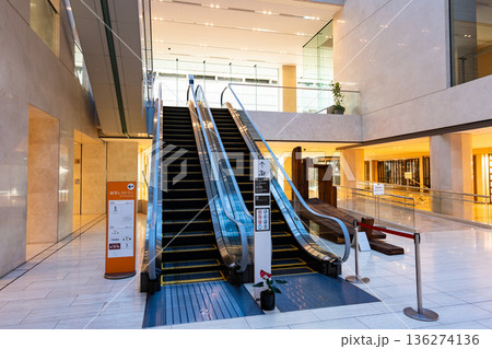 東京オペラシティのエスカレーター　東京都新宿区西新宿 136274136