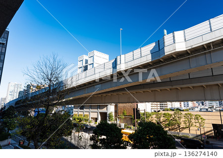 首都高速中央環状線　西新宿JCTの少し北の位置　東京都新宿区西新宿 136274140