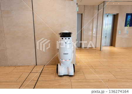 東京オペラシティの見回りロボット 東京都新宿区西新宿 東京オペラシティの見回りロボット 東京都新宿区西新宿 136274164