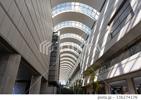 東京オペラシティコンサートホールへ続くアーチ天井　東京都新宿区西新宿 136274176