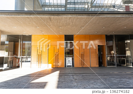 新国立劇場オペラパレスの入口　東京都渋谷区本町 136274182