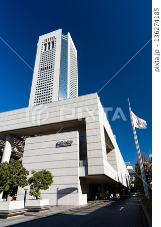 新国立劇場オペラパレスと東京オペラシティを見上げる　東京都渋谷区本町 136274185